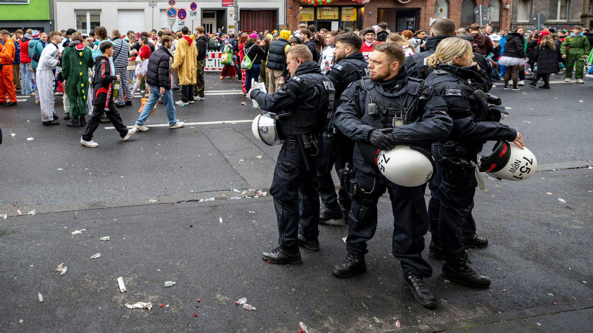 Polizeikräfte stehen auf der Roonstraße an Karneval.