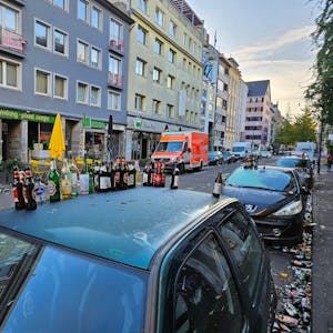 Die Brüsseler Straße am 12.11.2023 voller Glasflaschen und Scherben.
