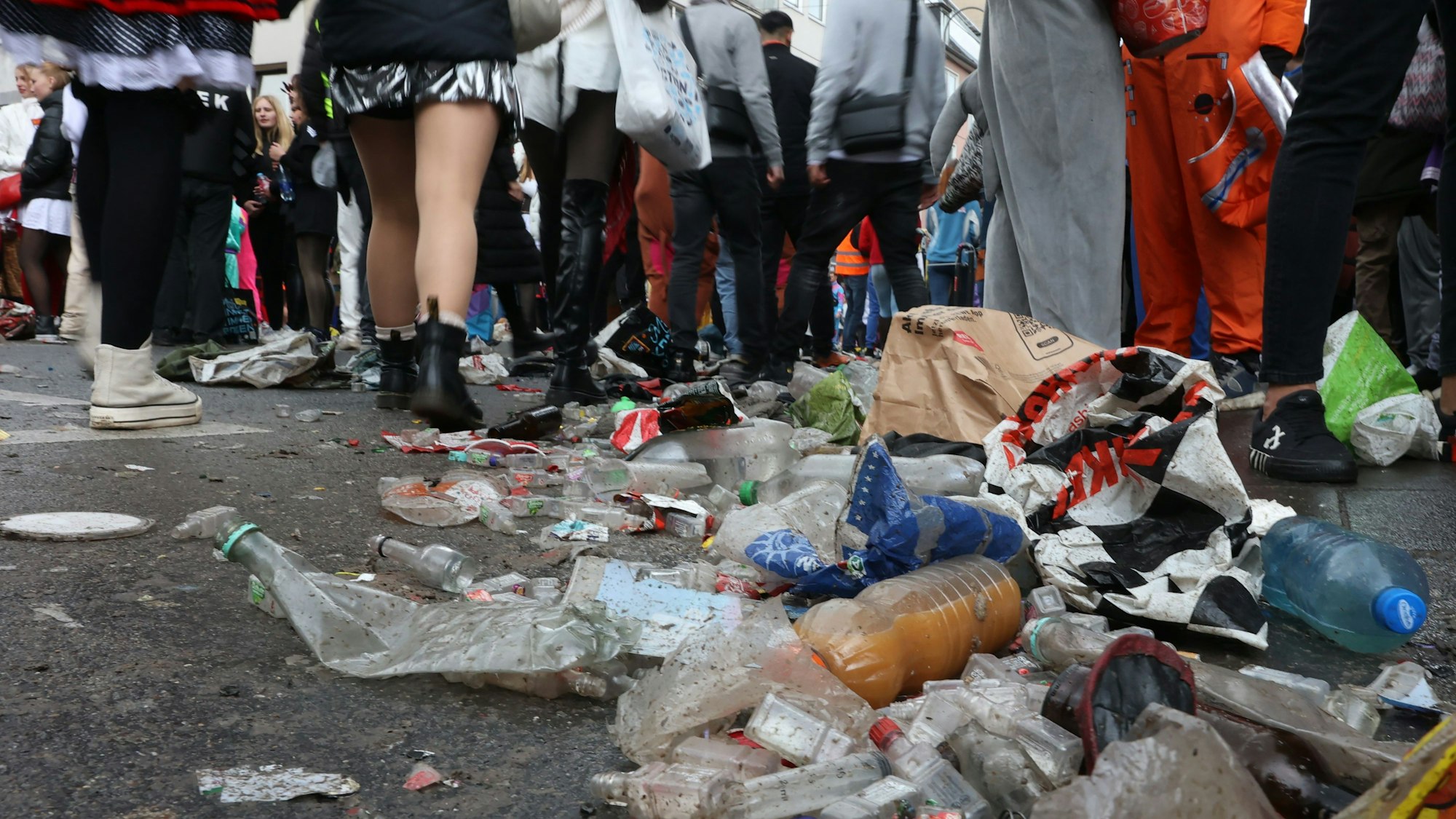 Müll und Flaschen liegen auf der Zülpicher Straße.