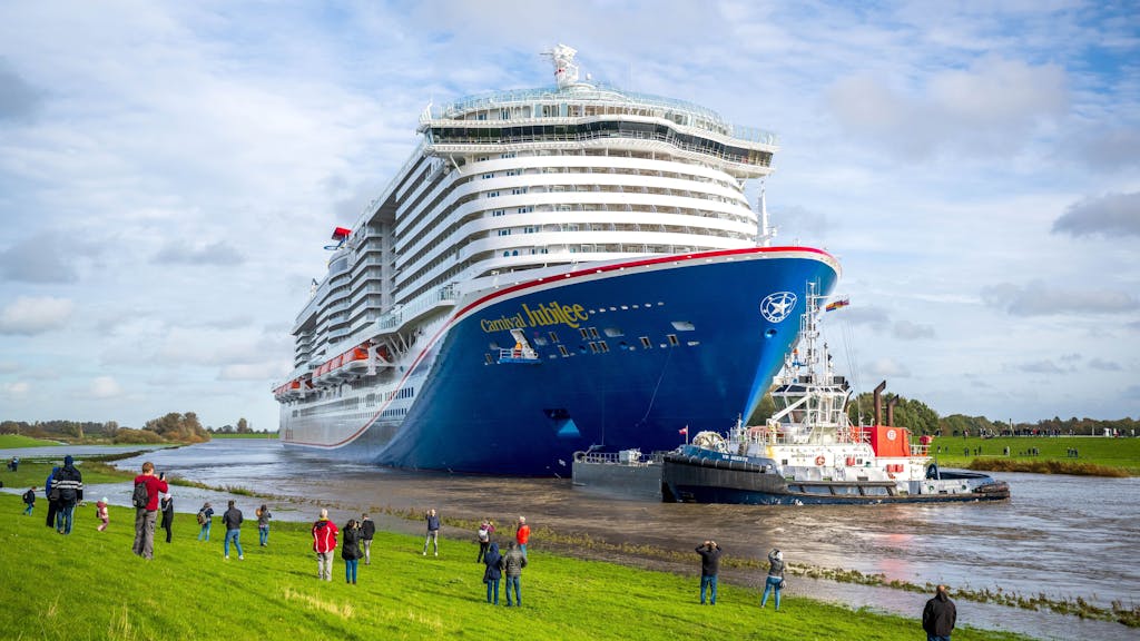 Das neue Kreuzfahrtschiff der Papenburger Meyer Werft „Carnival Jubilee“ wird über die Ems zur Nordsee überführt, hier im Oktober 2023.