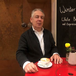 Mann in einem Café