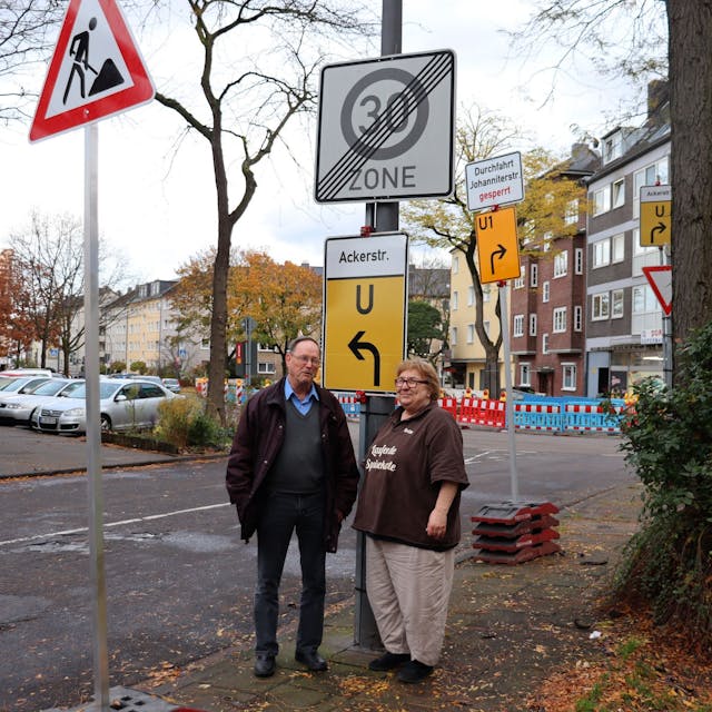 Günter Pröhl und Britta Issiz sehen die Umgestaltung des Platzes nicht nur positiv. Foto: Uwe Schäfer