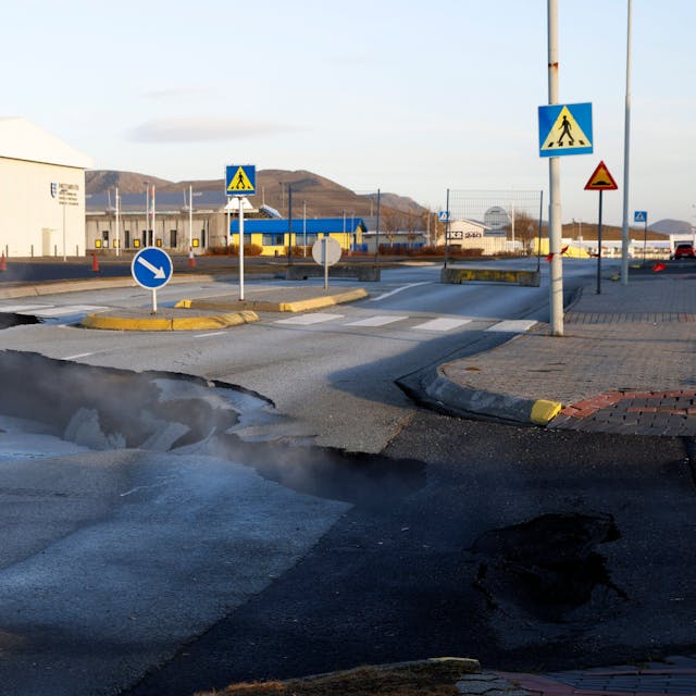 Dampf steigt nach seismischer Aktivität aus einer Spalte in einer Straße in Grindavik.