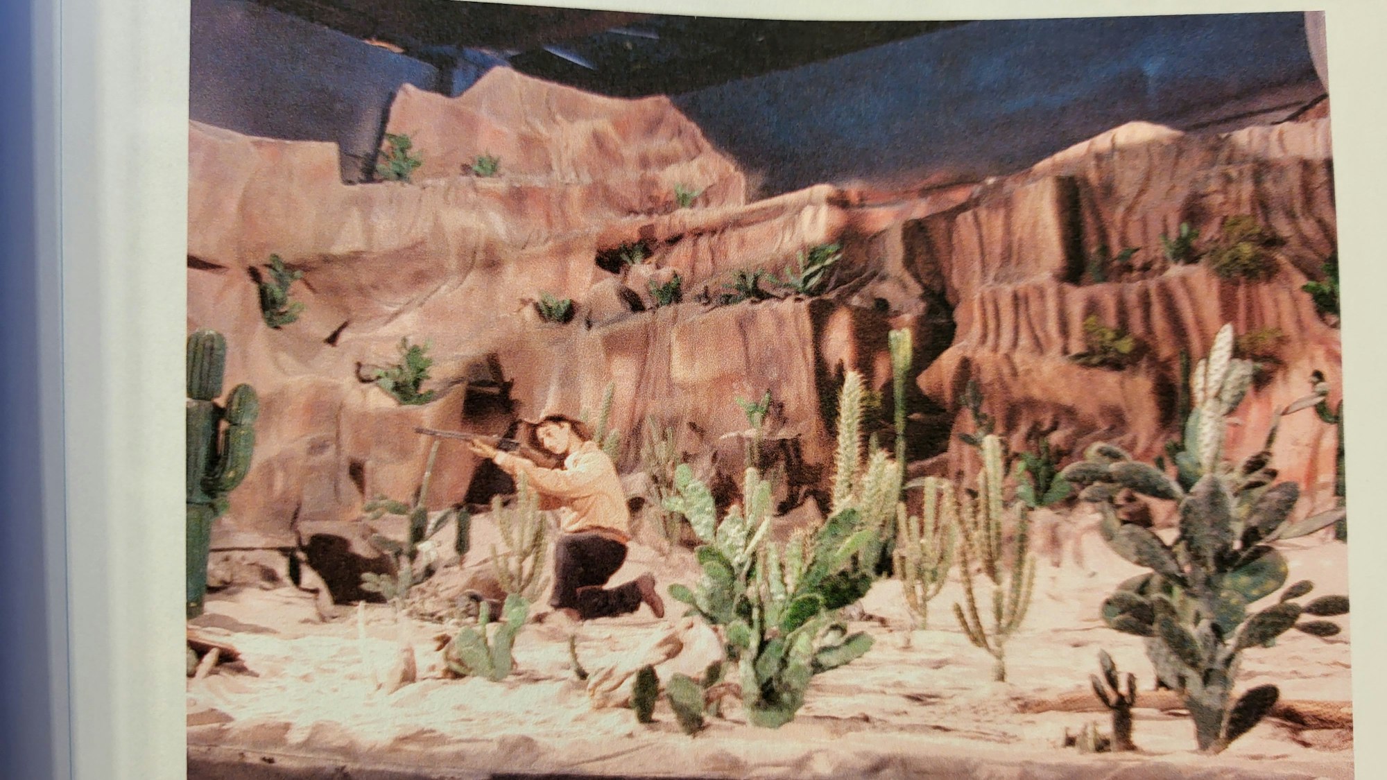 Ein Bühnenbild aus der Szene „Tarantula“ in der Hollywood Tour im Phantasialand.