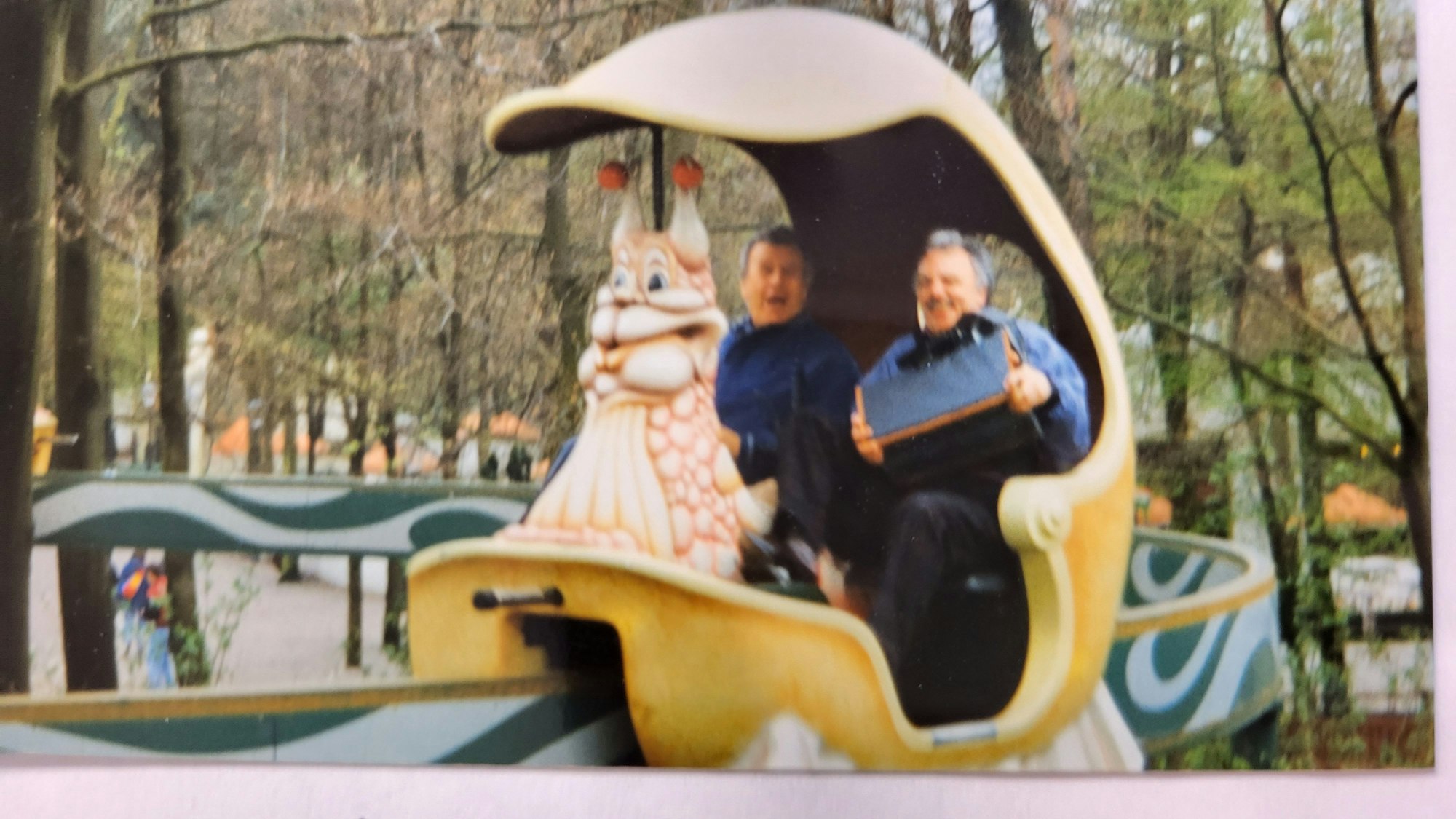 Phantasialand-Mitbegründer Richard Schmidt (links) fährt mit Bühnenbildner Knut Nobiling 1993 in einer Gondel im Freizeitpark Efteling.