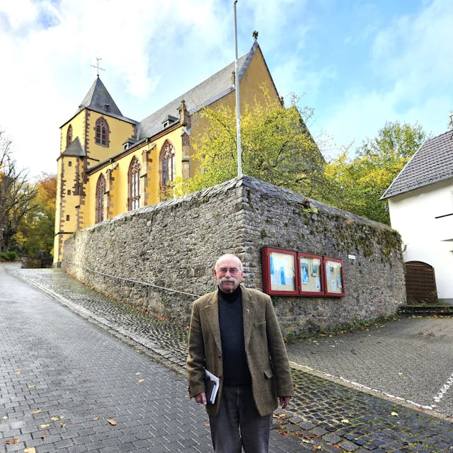 Pfarrer Philipp Cuck aus Schleiden steht vor der Schlosskirche