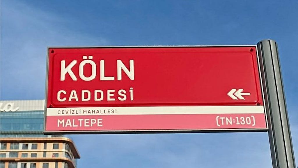 Das Straßenschild der Kölner Straße in Istanbul