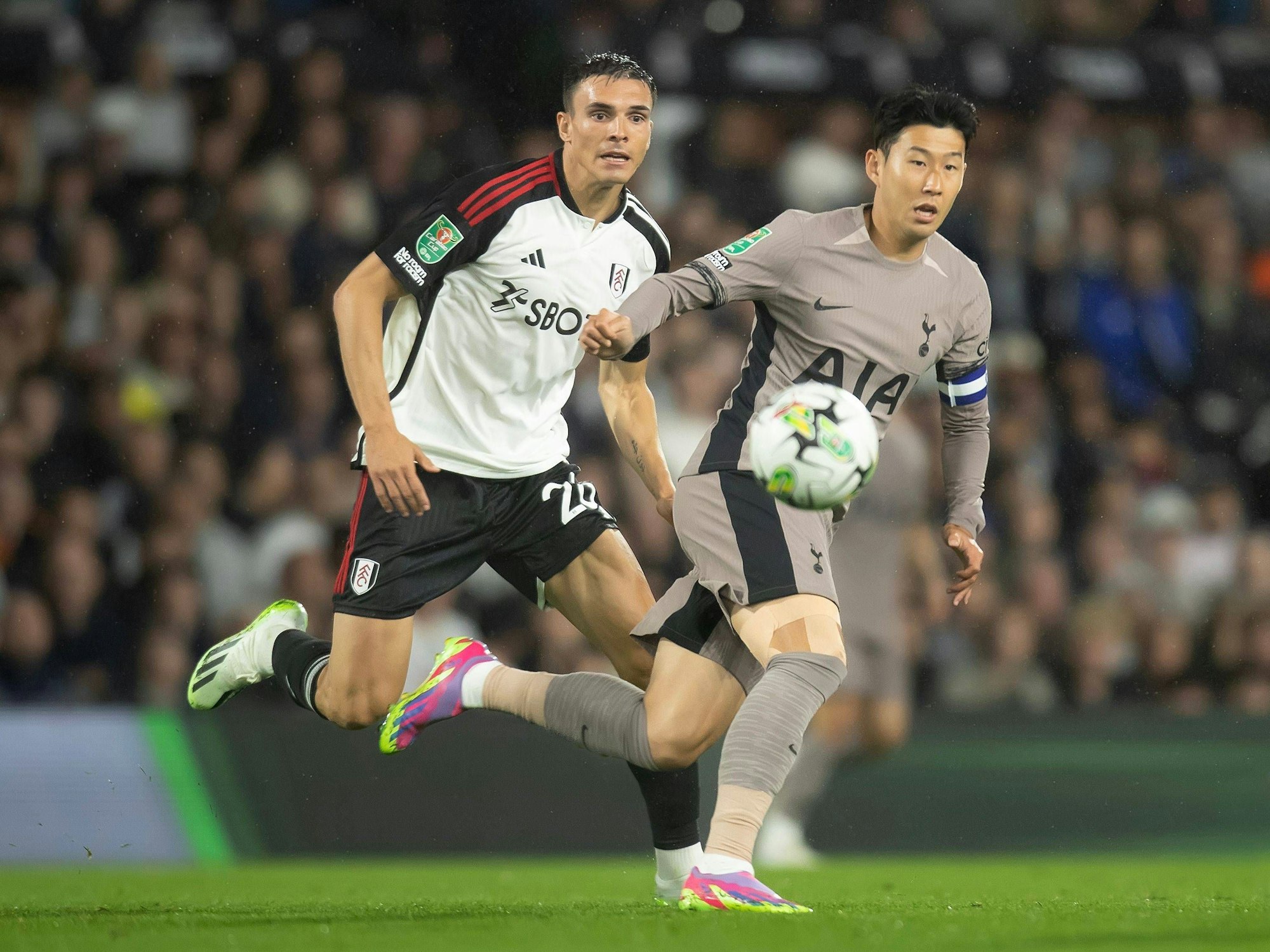 Fulham-Abräumer Joao Palhinha (l.) im Zweikampf mit Tottenhams Heung Min Son während der zweiten Runde im Carabao-Cup am 29. August 2023.