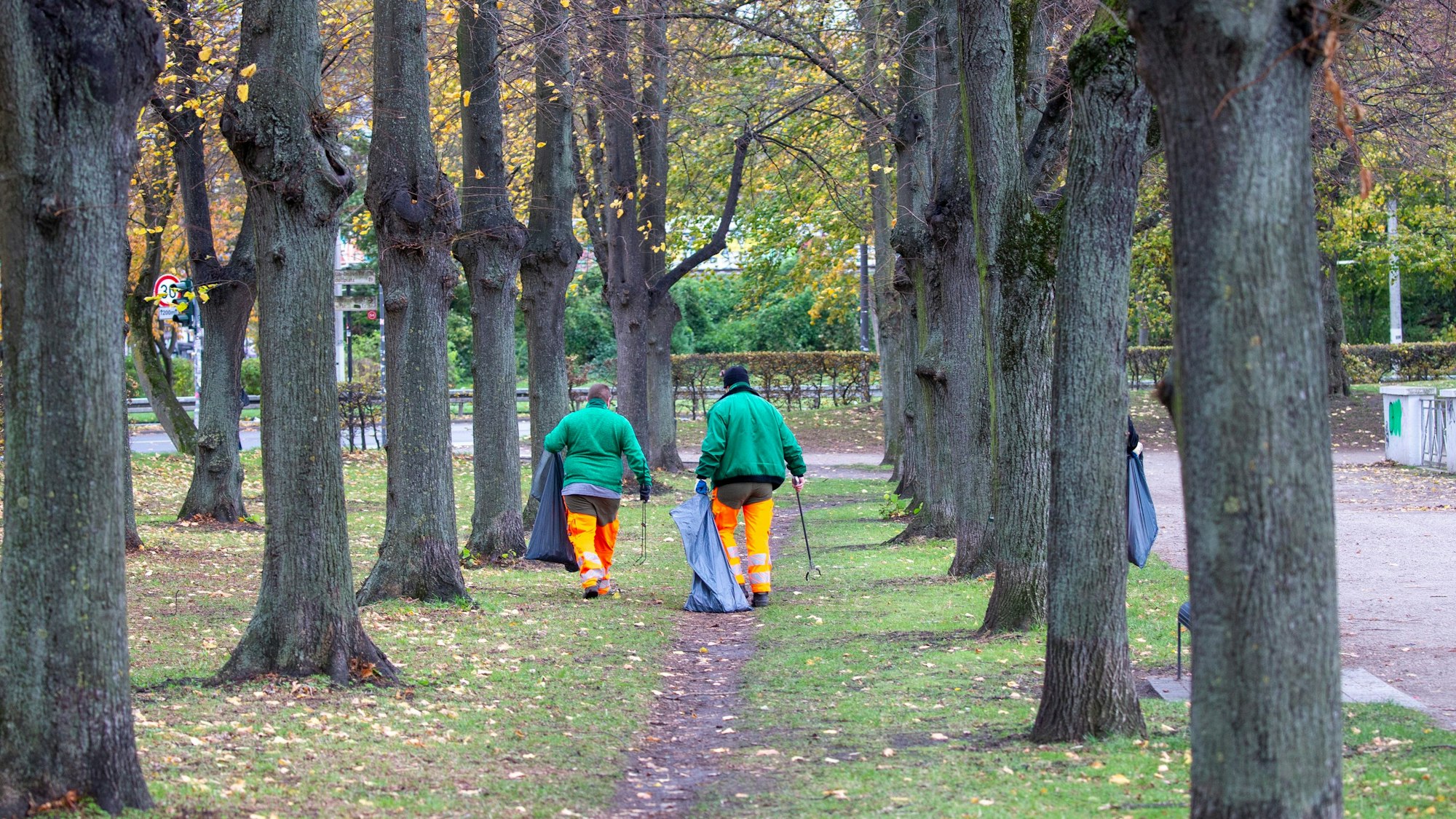 Mitarbeiter des Grünflächenamts suchten den Bereich um den Aachener Weiher nach Müll ab.