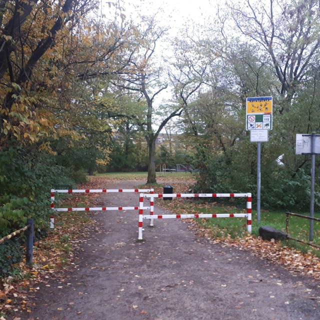 Zwei rot-weiße Gitter stehen an der Park.