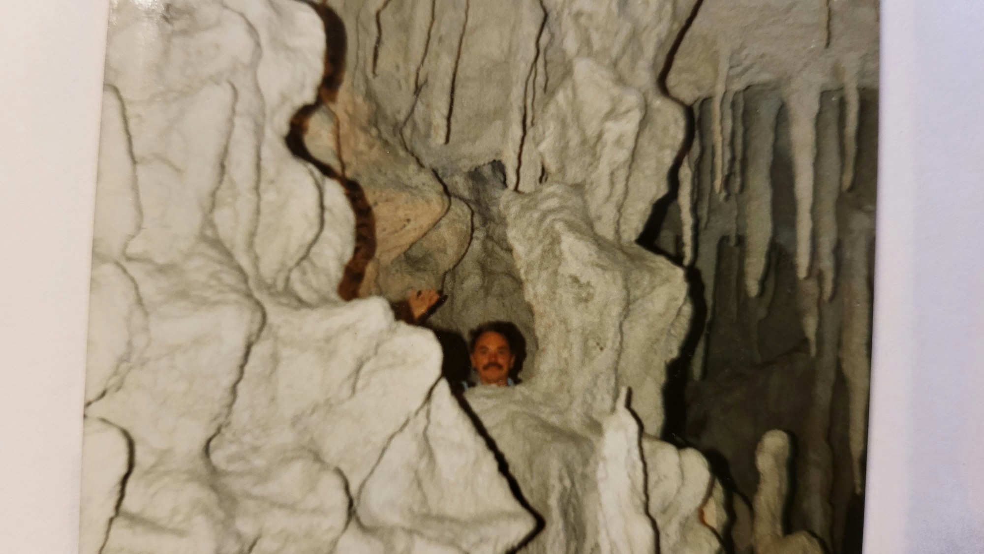 Knut Nobiling in der von ihm geschaffenen Grotte der Hollywood Tour.