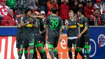 Spieler von Borussia Mönchengladbach feiern einen Treffer.
