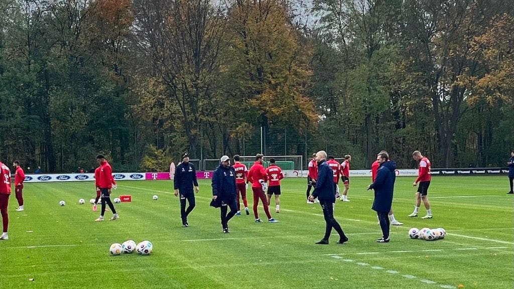 Steffen Baumgart steht beim Training mit seiner Mannschaft auf dem Rasen.