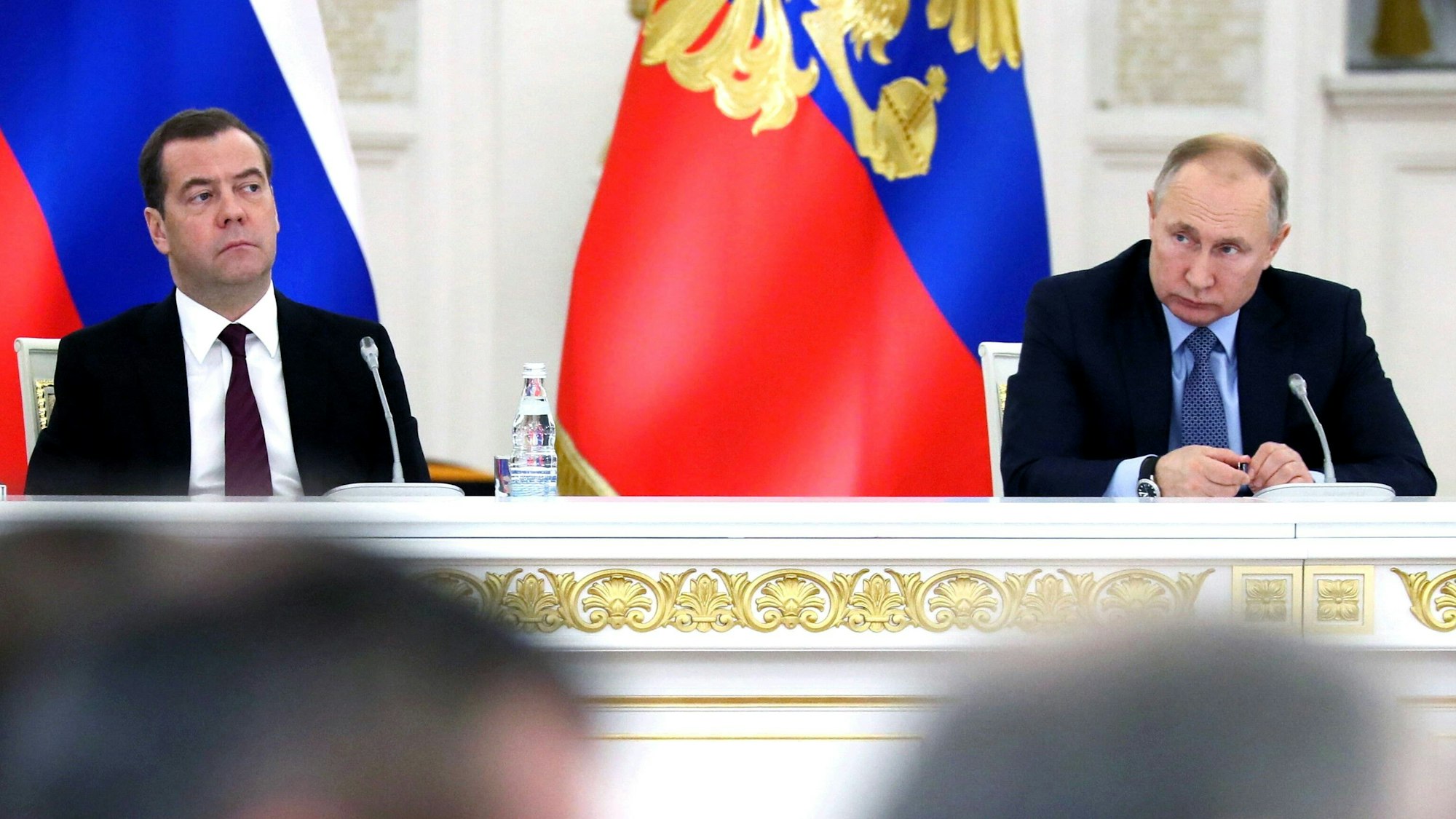 Der Vizechef des russischen Sicherheitsrats, Dmitri Medwedew, zusammen mit Kremlchef Wladimir Putin (r.). Medwedew gilt als der „Propaganda-Bluthund“ des Kremlchefs und äußert regelmäßig schrille Drohungen gegen den Westen, die Ukraine und das Baltikum. (Archivbild)