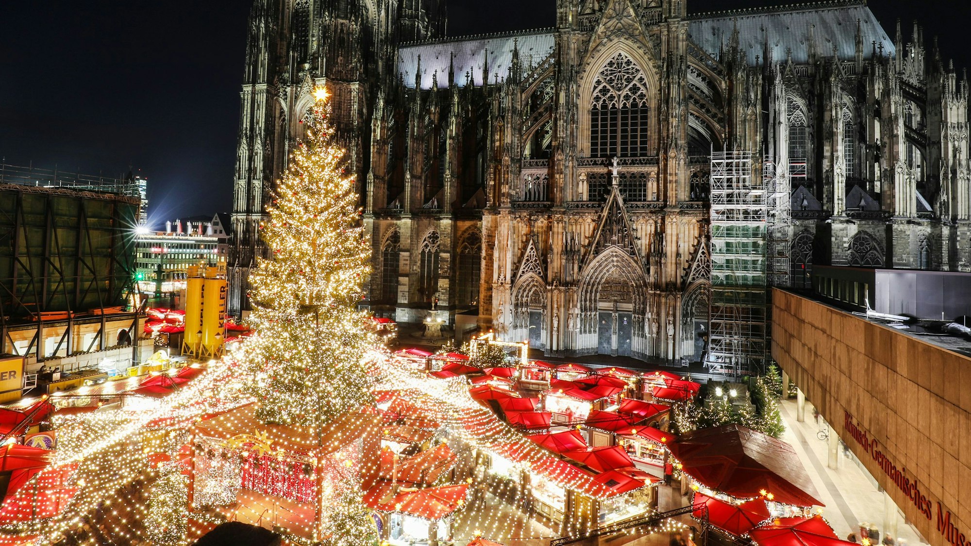 Der Kölner Weihnachtsmarkt auf dem Roncalliplatz vor dem Dom.