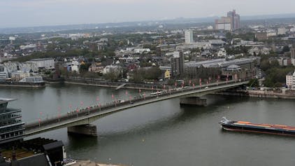 Blick auf die Deutzer Brücke, in der Vorweihnachtszeit wird sie zeitweise für den Verkehr gesperrt.