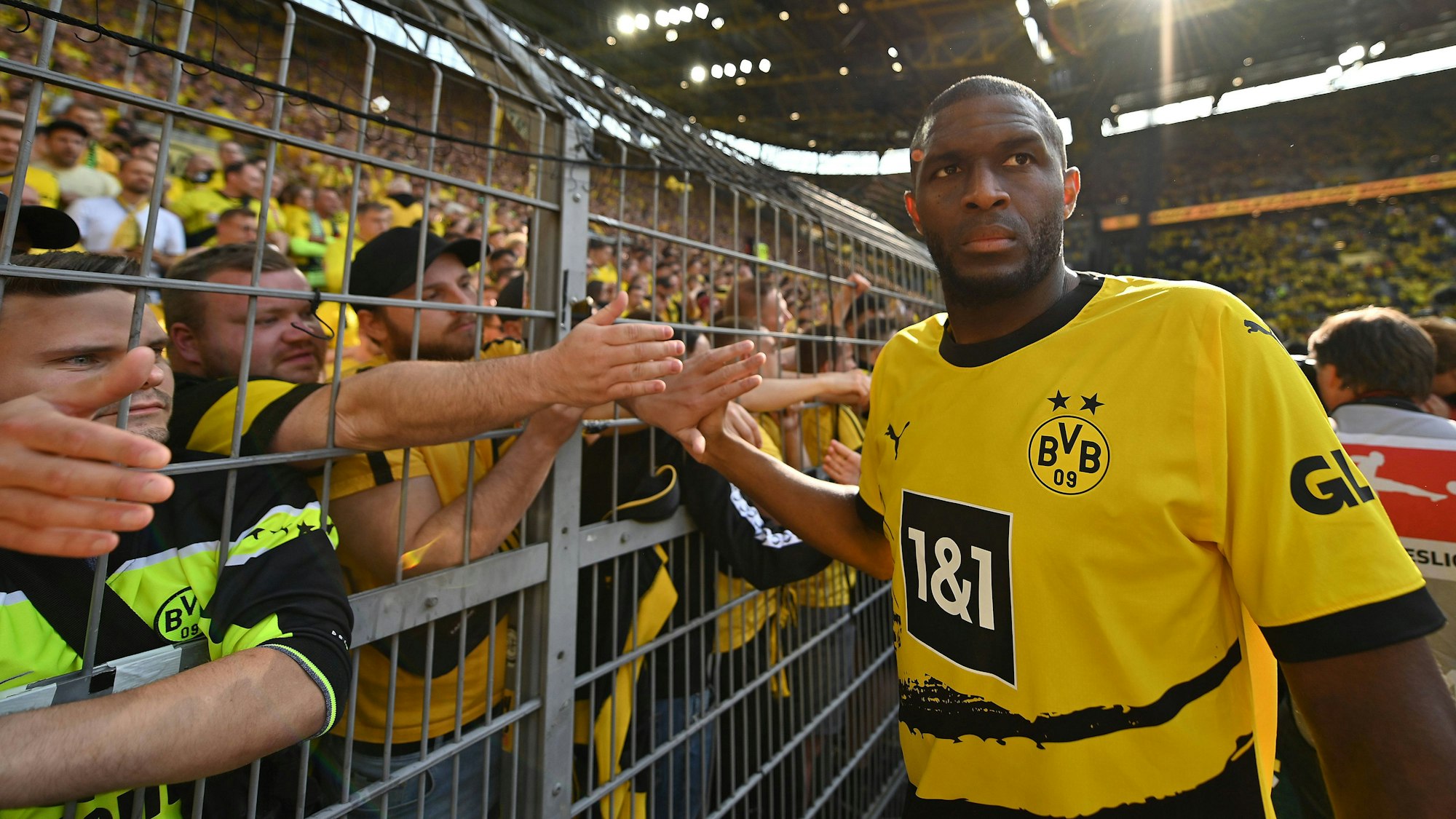 Anthony Modeste klatscht mit den Fans von Borussia Dortmund ab.