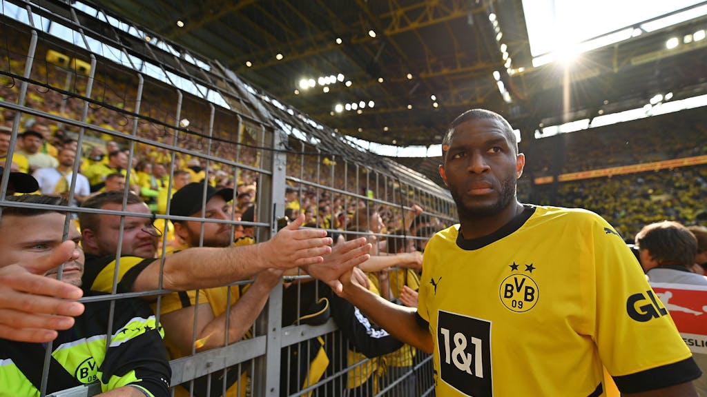 Anthony Modeste klatscht mit den Fans von Borussia Dortmund ab.