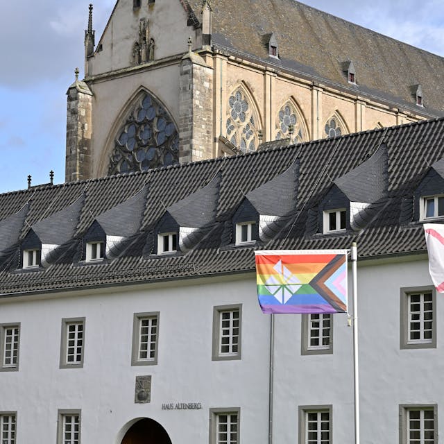 Die Regenbogenfahne weht vor der Jugendbildungsstätte Haus Altenberg
