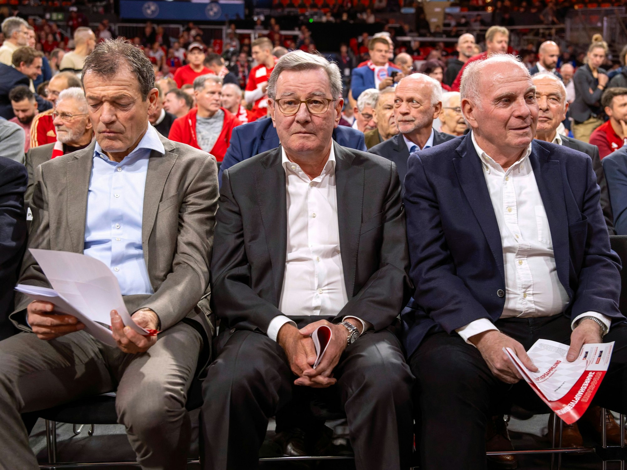 Andreas Jung, Karl Hopfner, Uli Hoeneß sitzen nebeneinander auf der Jahreshauptversammlung der Bayern.