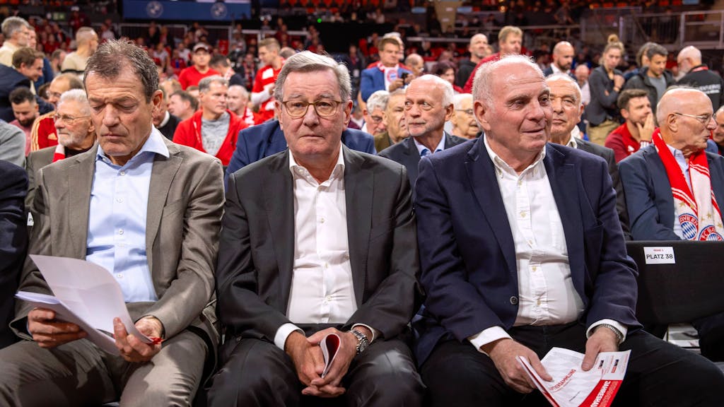 Andreas Jung, Karl Hopfner, Uli Hoeneß sitzen nebeneinander auf der Jahreshauptversammlung der Bayern.&nbsp;