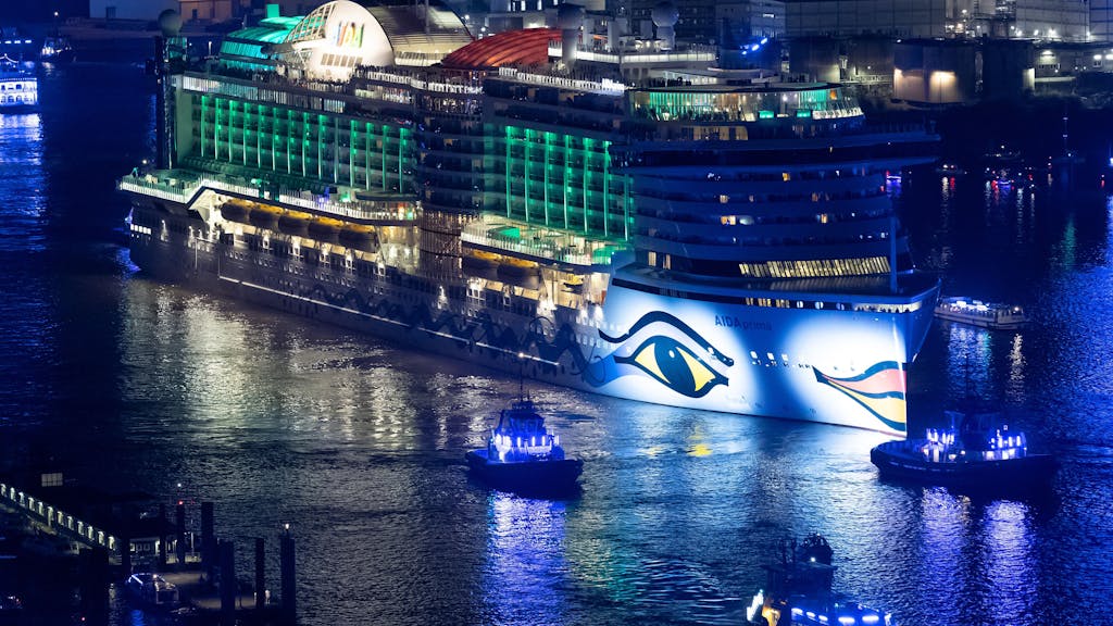 Das Kreuzfahrtschiff „Aida Prima“ sowie weitere Kreuzfahrtschiffe fahren im Rahmen einer Parade bei den Hamburg Cruise Days auf der Elbe, hier im September 2023.
