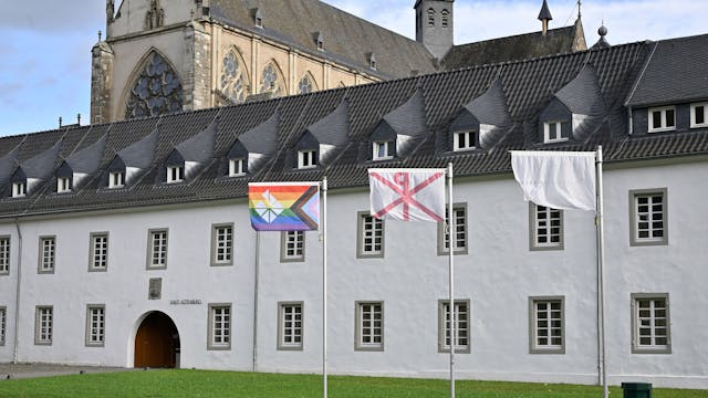 Die Regenbogenfahne weht vor der Jugendbildungsstätte Haus Altenberg.