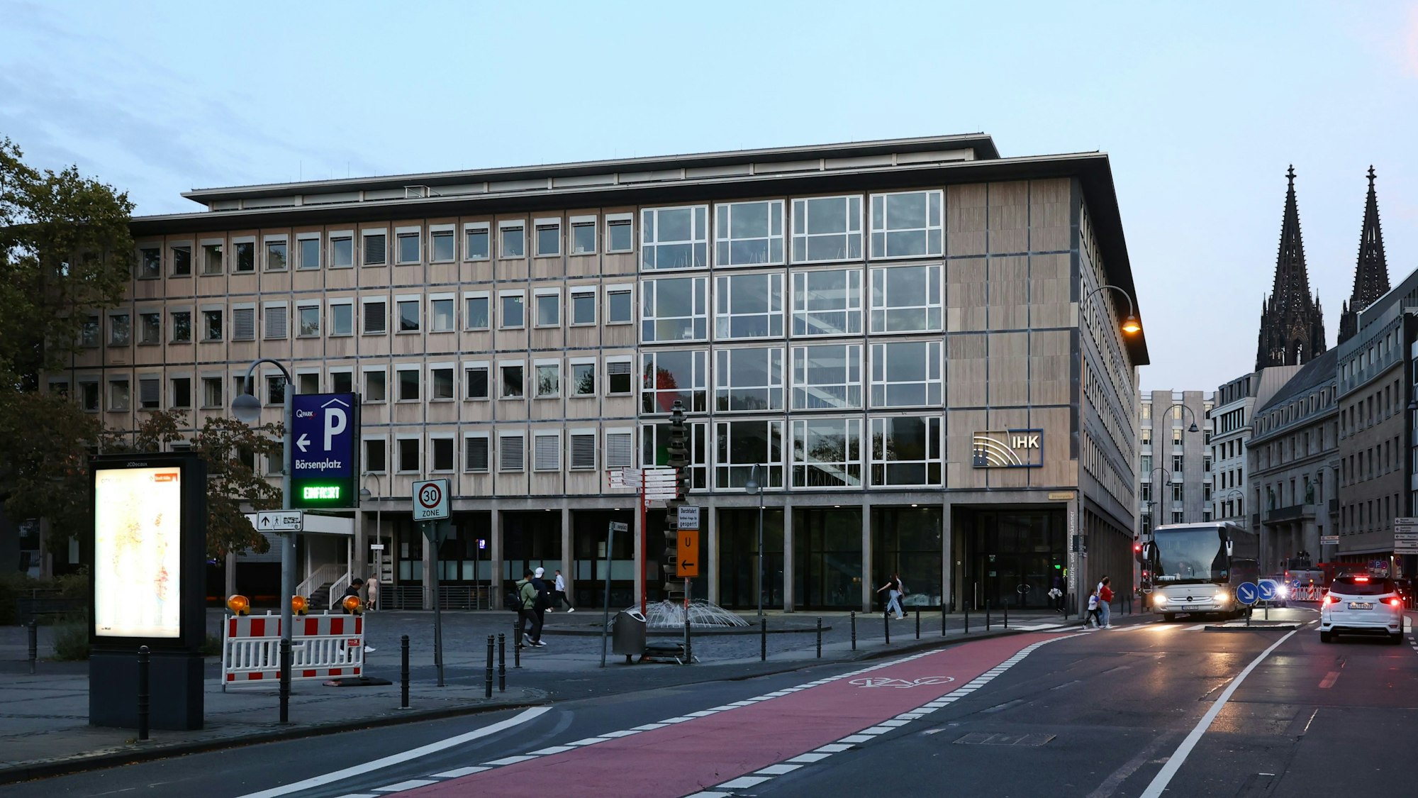 Das Gebäude der IHK Köln (Industrie- und Handelskammer) an der Straße „Unter Sachsenhausen“. Die IHK wird ihren Stammsitz bald wegen der Sanierung verlassen und für mehrere Jahre in ein Interim ziehen.
Unter Sachsenhausen 10