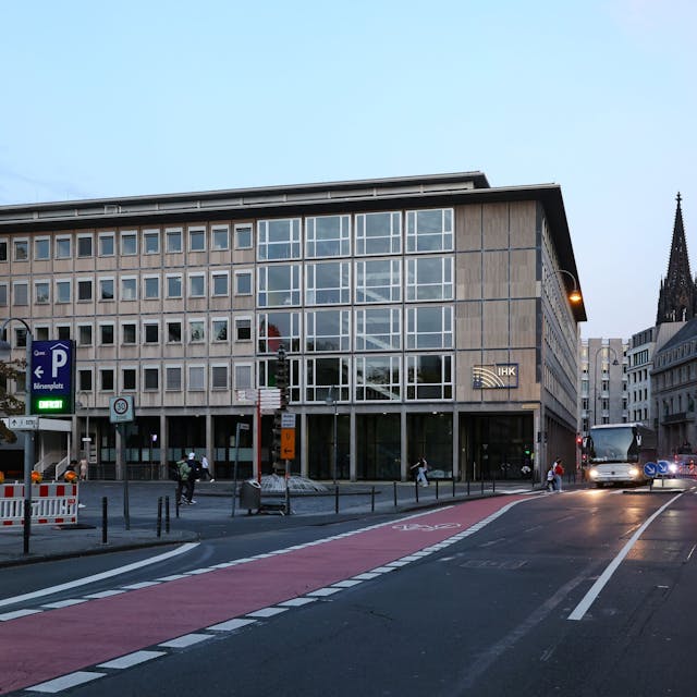 Das Gebäude der IHK Köln (Industrie- und Handelskammer) an der Straße „Unter Sachsenhausen“. Die IHK wird ihren Stammsitz bald wegen der Sanierung verlassen und für mehrere Jahre in ein Interim ziehen.
Unter Sachsenhausen 10&nbsp;