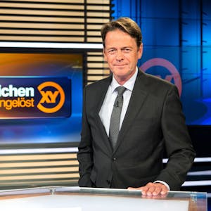 ZDF-Moderator Rudi Cerne im Studio der Sendung „Aktenzeichen XY... ungelöst“.