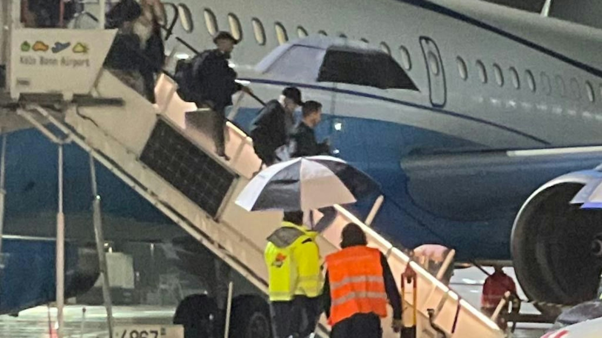 Madonna steigt mit ihrer Crew aus dem Flugzeug aus.
