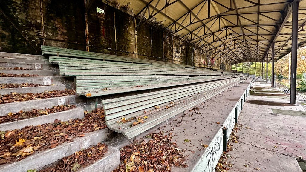 Fotos von der Tribünen-Ruine am Weidenpescher Sportpark.
