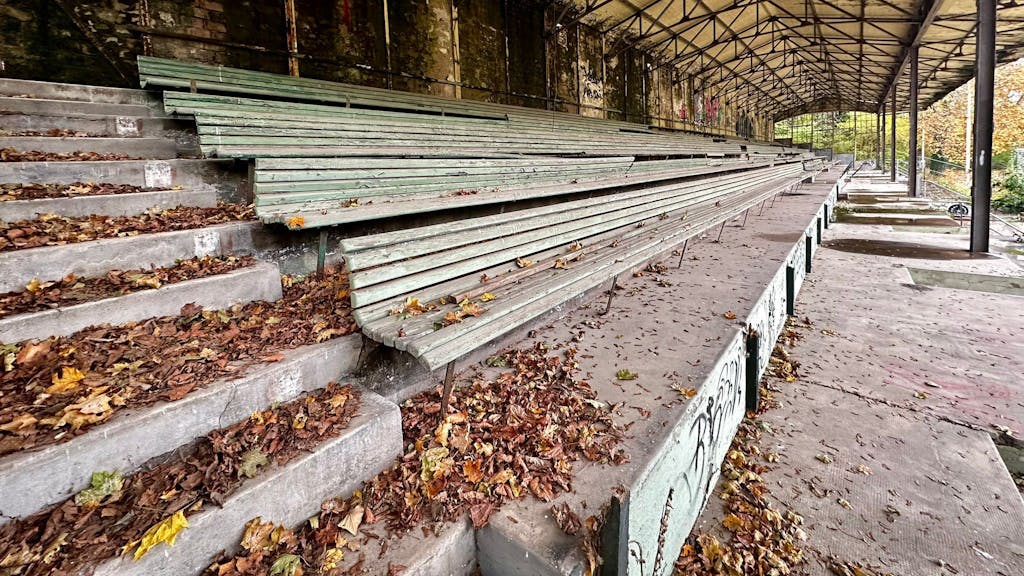 Fotos von der Tribünen-Ruine am Weidenpescher Sportpark.