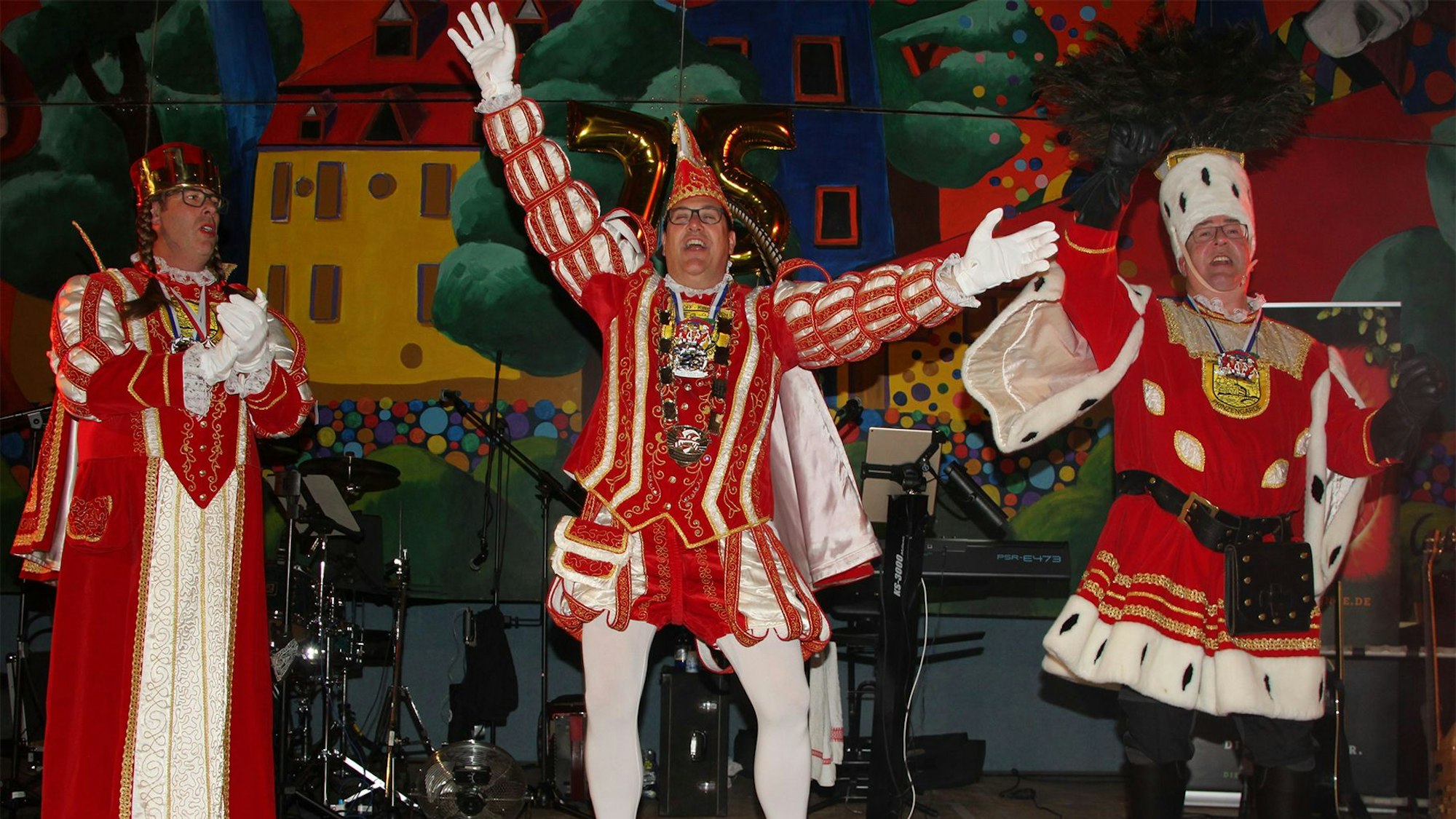 Prinz Mario tanzt mit ausgebreiteten Armen, Bauer Bernd winkt, Jungfrau Wolfine klatscht.