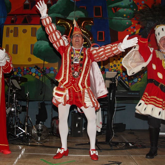 Prinz Mario tanzt mit ausgebreiteten Armen, Bauer Bernd winkt, Jungfrau Wolfine klatscht.