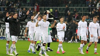 Die Borussia-Spieler feiern den Sieg gegen Wolfsburg vor der Nordkurve.