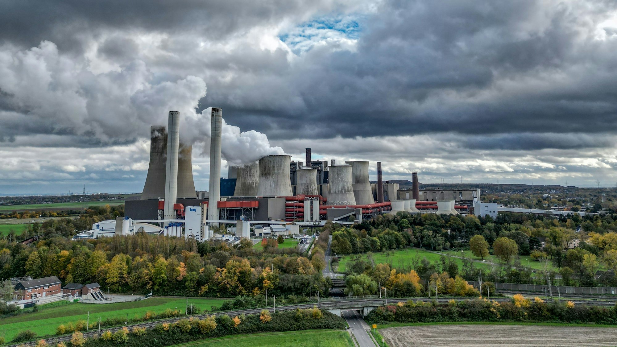 Dampf steigt aus dem RWE-Braunkohlekraftwerk Niederaußem bei Bergheim. Der Energiekonzern hat ein fettes Plus beim Gewinn gemacht. (Symbolbild)