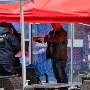 Kriminalisten der Kölner Polizei sichern Spuren.