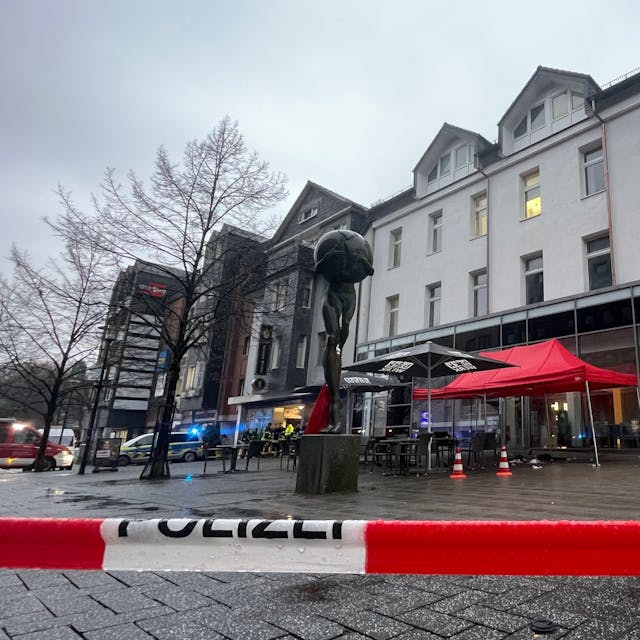 Nach Schüssen der Polizei auf einen Mann in Gummersbach ist die Fußgängerzone gesperrt