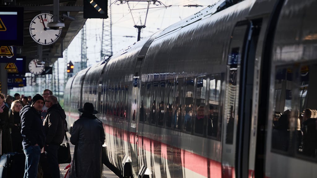 Ein Zug steht im Hauptbahnhof in Dortmund am 15. November zur Abfahrt bereit: Die GDL ruft für 20 Stunden zu einem flächendeckenden Warnstreik auf. Das hat schon jetzt einen extremen Nebeneffekt.