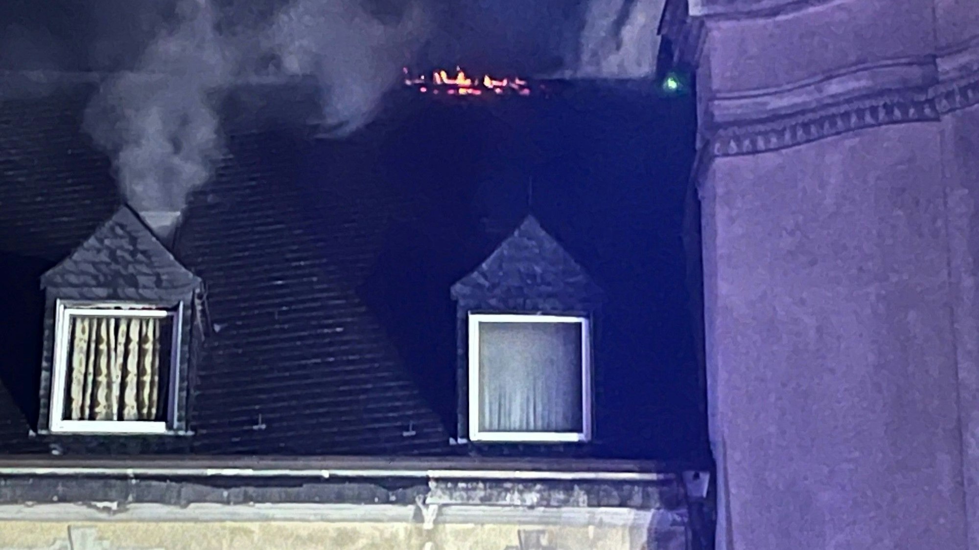 Aus dem Dach schlagen die Flammen. Das Gebäude neben der Klosterkirche der Steyler Missionare brennt. 