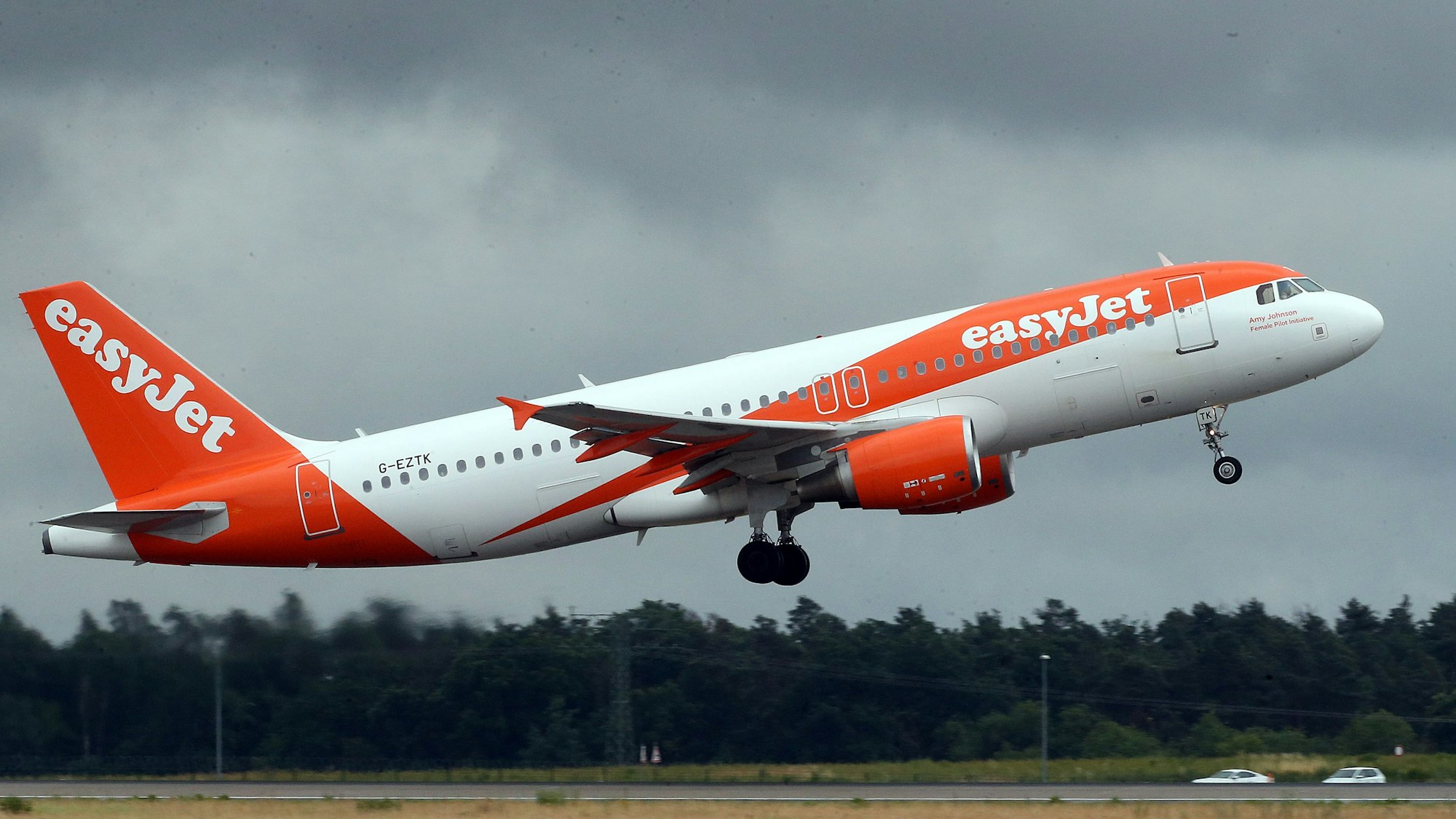 Ein Airbus A320 der britischen Fluggesellschaft Easyjet im Landeanflug während eines Unwetters. Das Flugzeug ist weiß-orange lackiert. (Symbolbild)