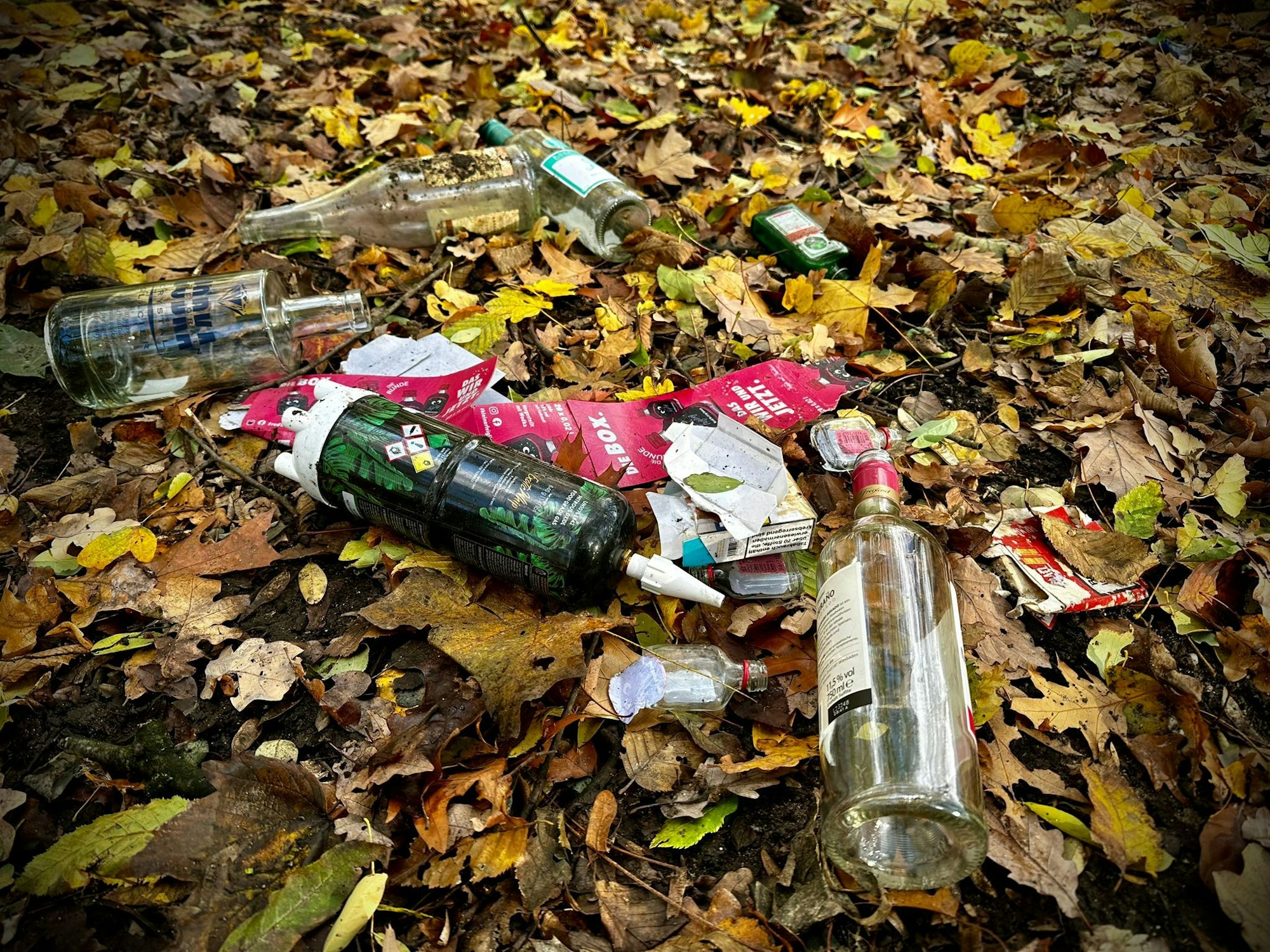 Flaschen, Verpackungen und Gaskartuschen liegen im Hiroshima-Nagasaki-Park.