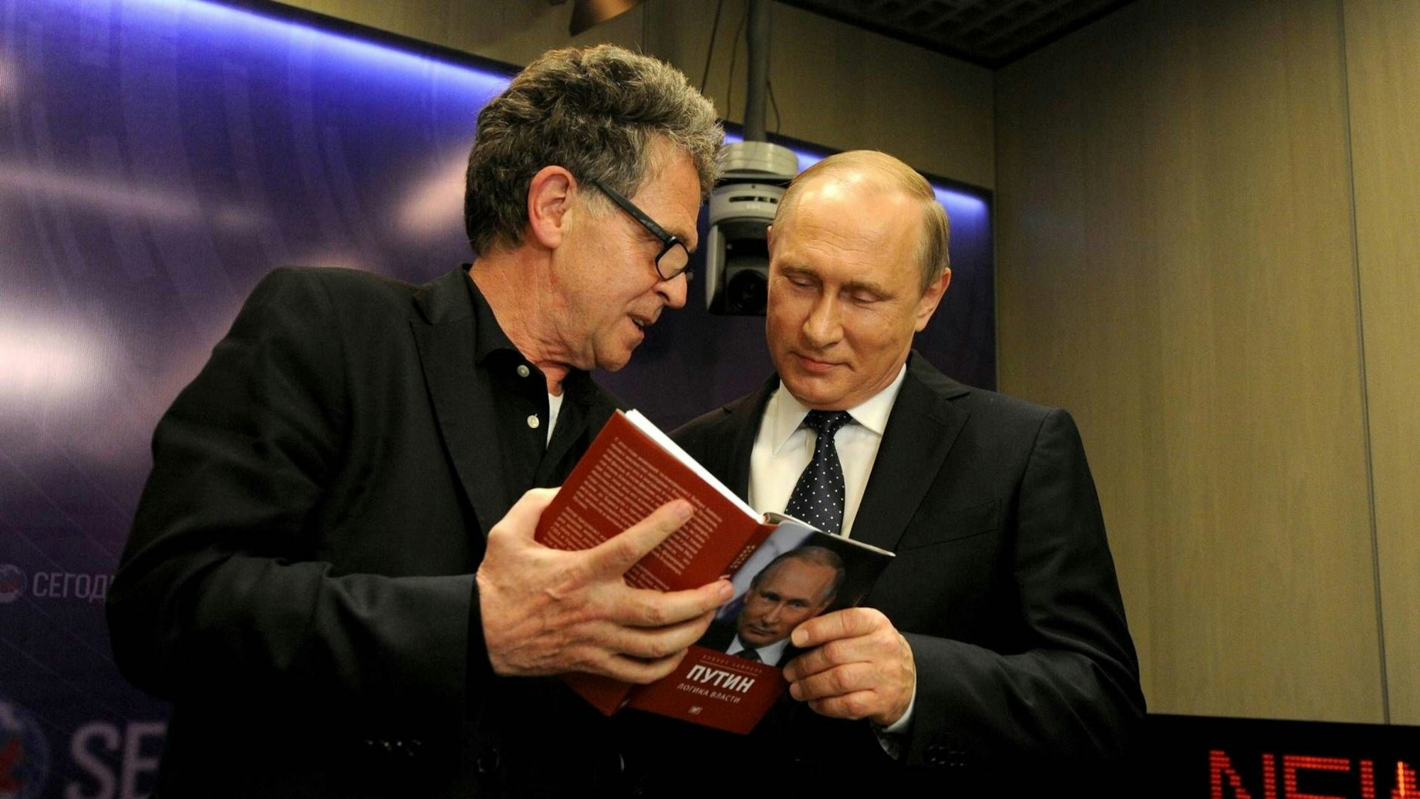 Hubert Seipel (l.) im Jahr 2016 mit dem russischen Präsidenten Wladimir Putin in Moskau.