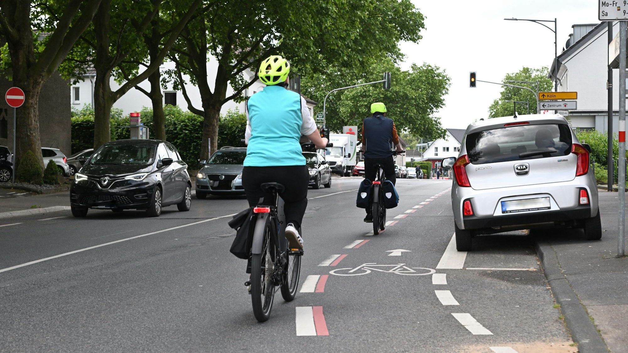 Das Foto zeigt Radfahrer und Autos auf der Altenberger-Dom-Straße in Schildgen