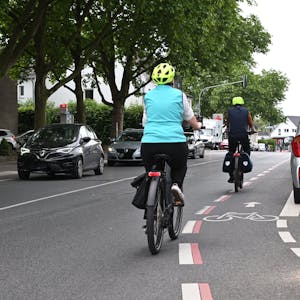 Das Foto zeigt Radfahrer und Autos auf der Altenberger-Dom-Straße in Schildgen