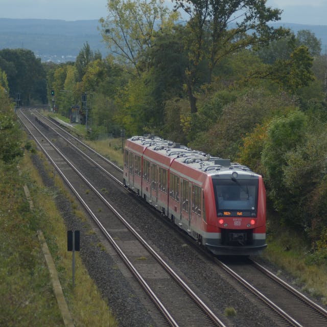 Eine Regionalbahn ist auf der Strecke zwischen Euskirchen und Köln unterwegs.