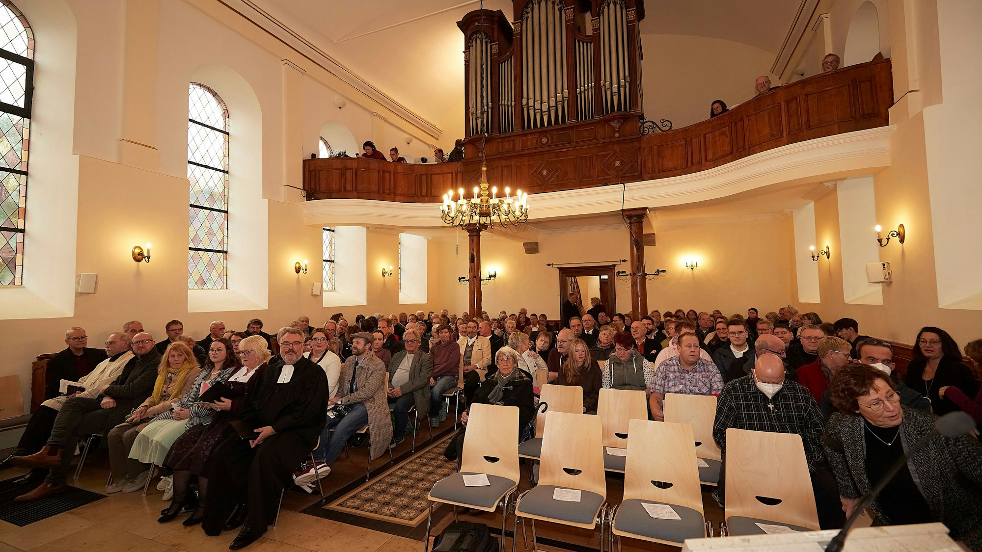 Das bis auf den letzten Platz gefüllte Gotteshaus in Hellenthal mit der Orgelempore.