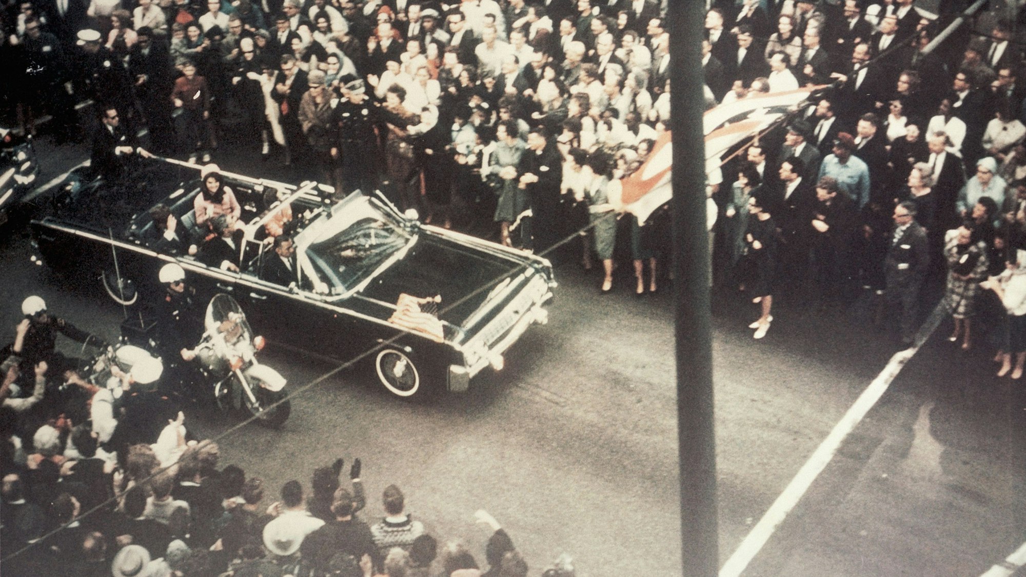 US-Präsident John F. Kennedy und  First Lady Jacqueline Kennedy fahren kurz vor dem Attentat mit John Connally. Gouverneur von Texas, durch Dallas.. (Photo by © CORBIS/Corbis via Getty Images)