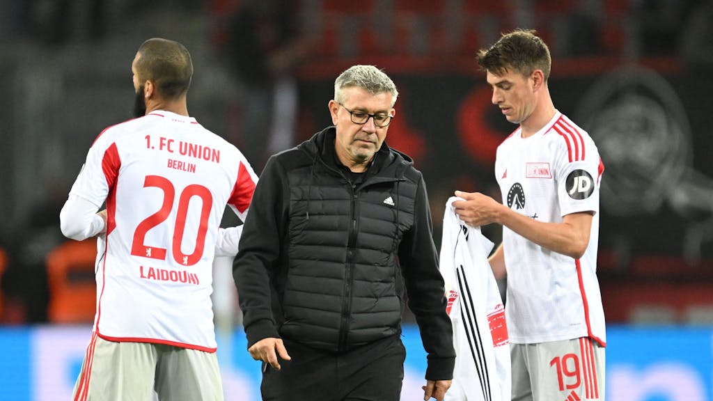 Urs Fischer mit gesenktem Kopf nach einer Niederlage bei Bayer Leverkusen.